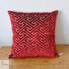 coussin en velours rouge et taupe aux motifs géométriques Les P'tits Coussins
