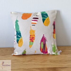 coussin motifs plumes colorées les ptits ocusisns
