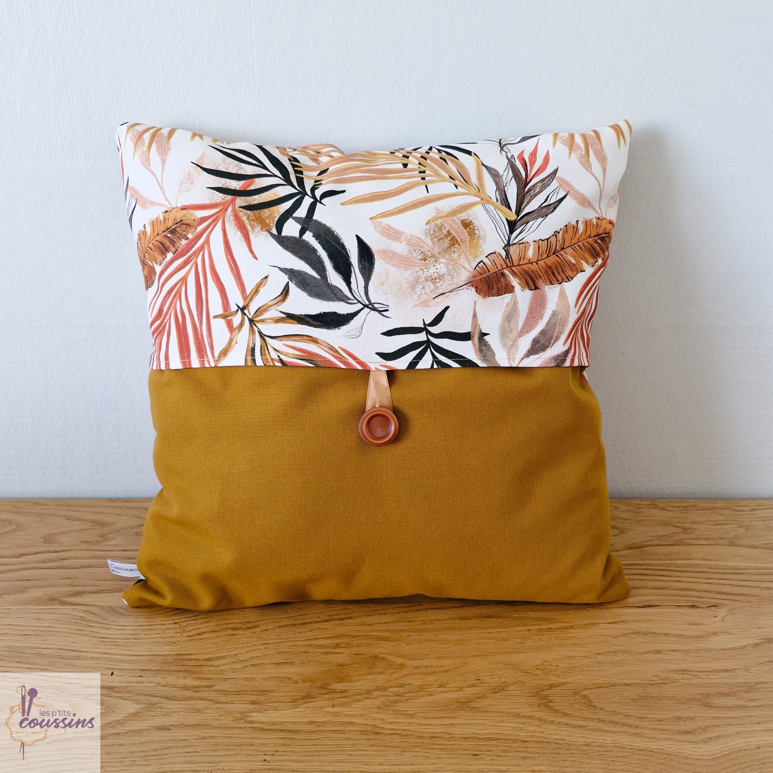 coussin aux motifs de feuillages marron et jaune les ptits coussins