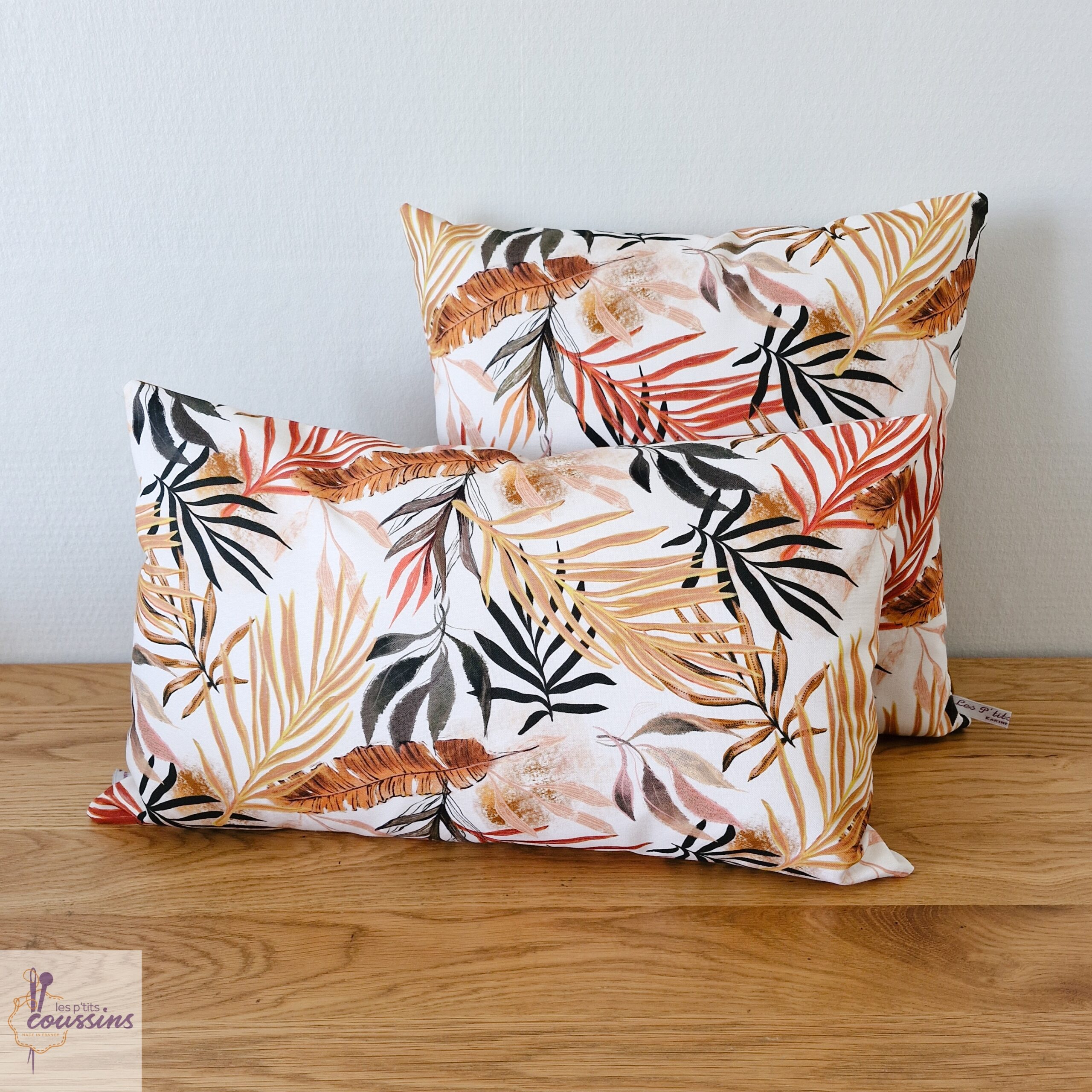 coussin aux motifs de feuillages marron jaune et orange les ptits coussins