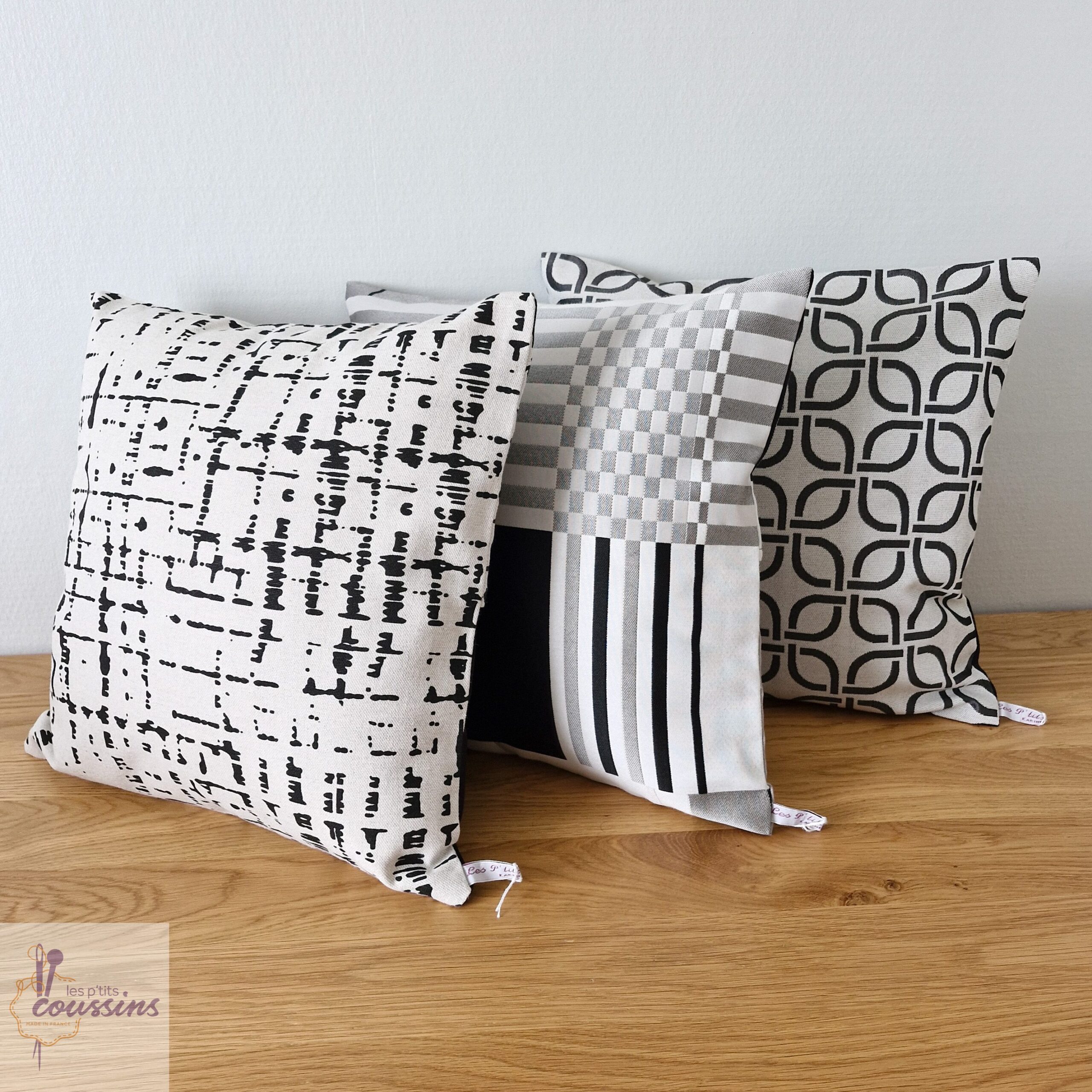 coussin artisanal motifs géométriques en noir et gris clair