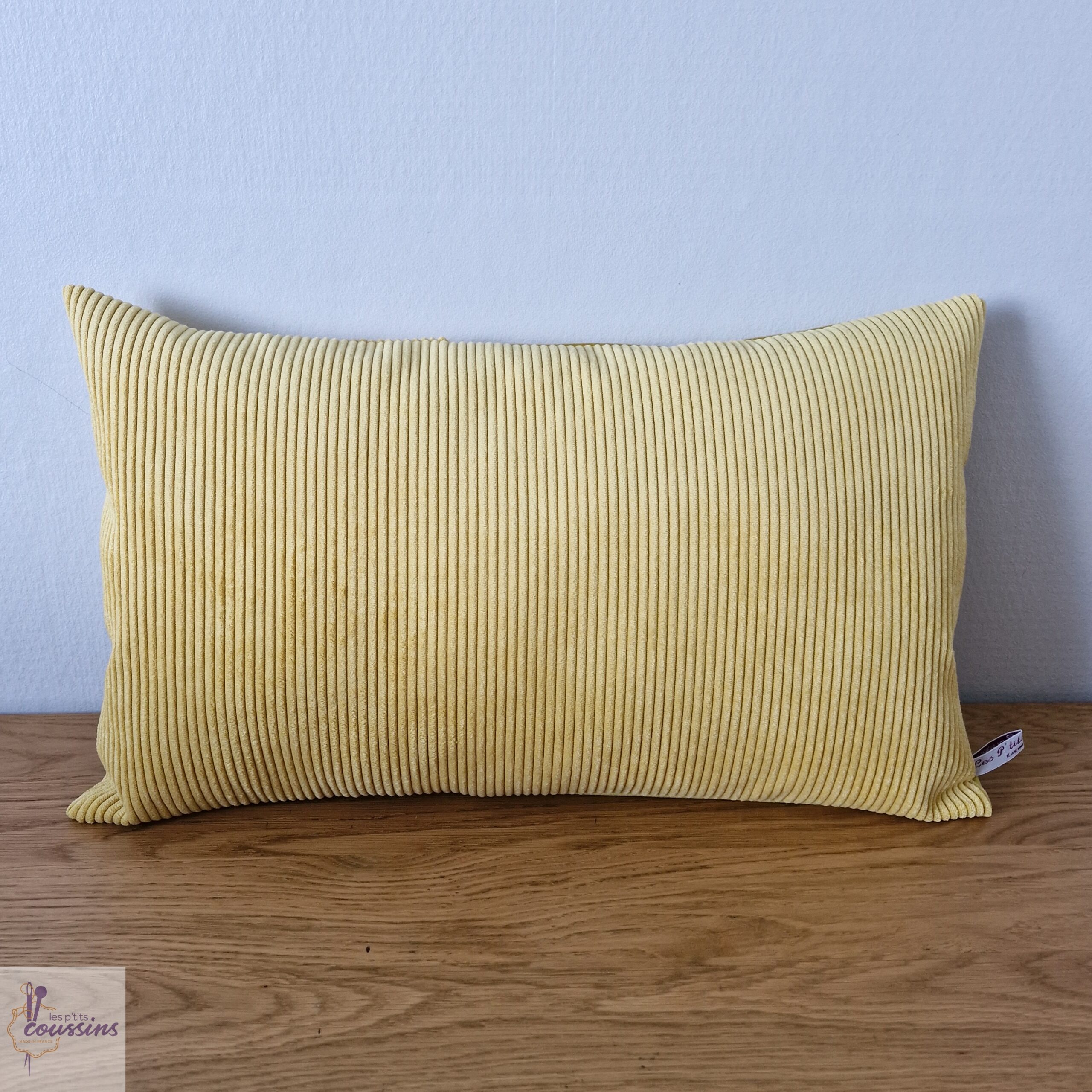 coussin en velours côtelé jaune moutarde les ptits coussins