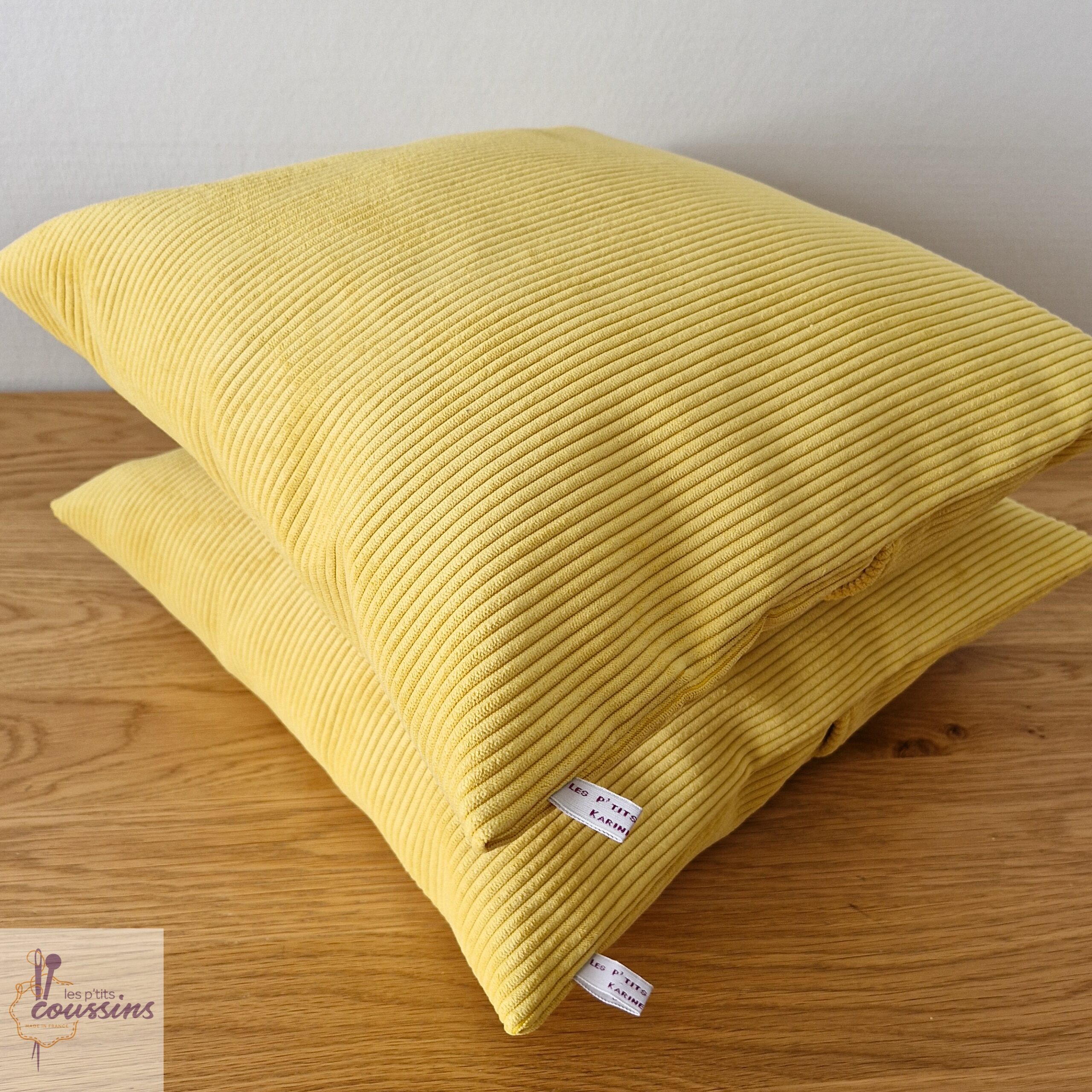 coussin en velours côtelé uni jaune moutarde les ptits coussins