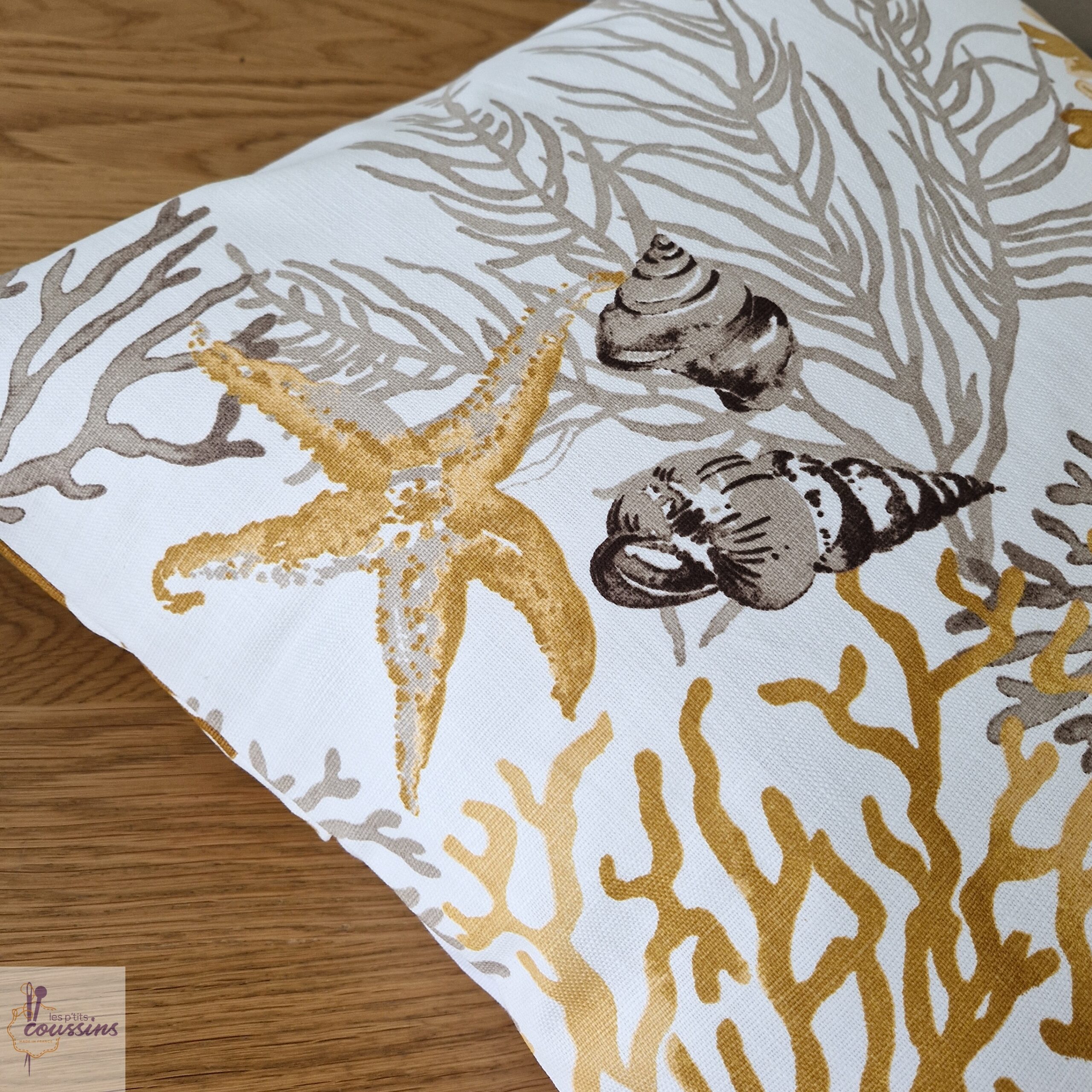 coussin motifs marins coraux coquillages jaune moutarde les ptits coussins