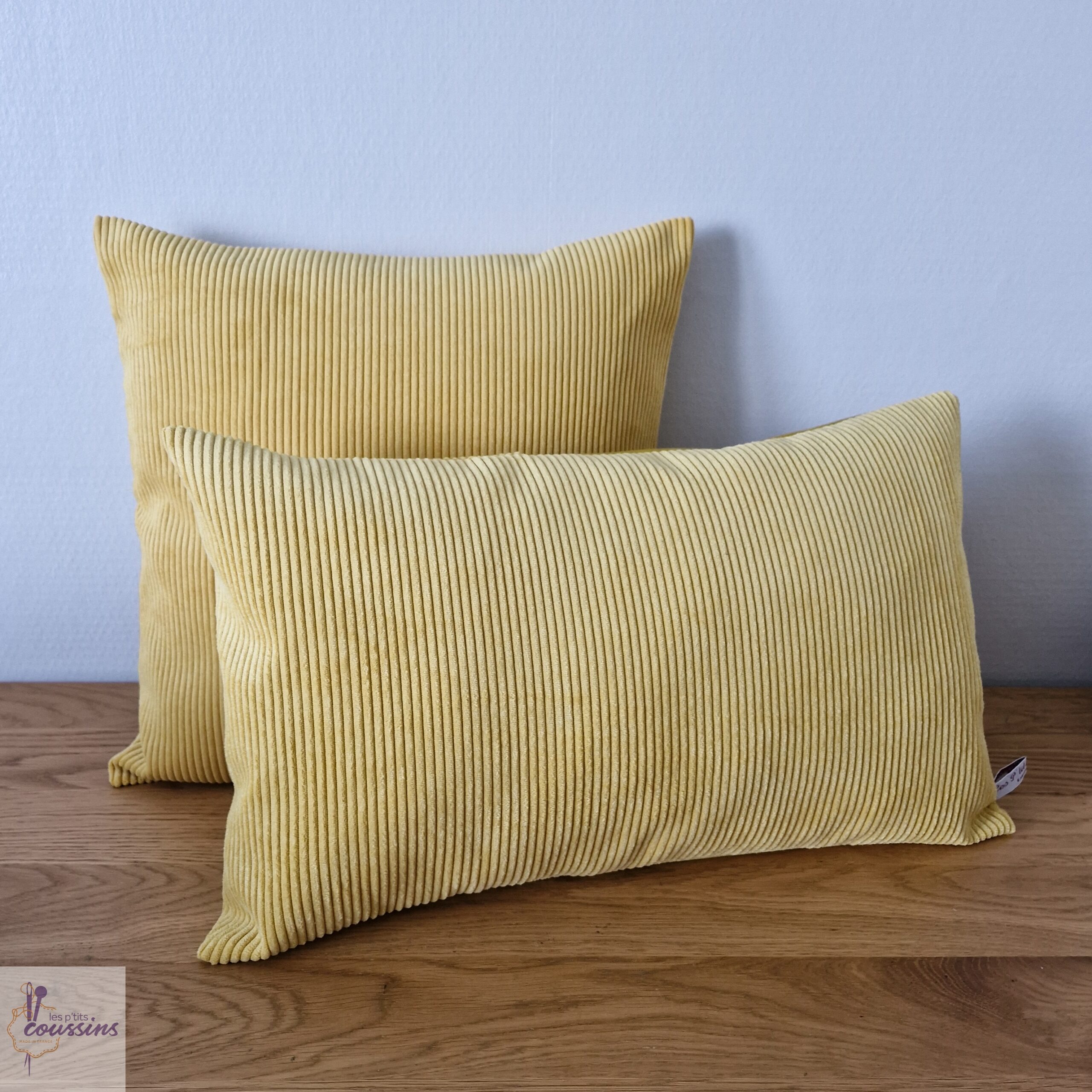 coussin uni en velours côtelé jaune moutarde les ptits coussins