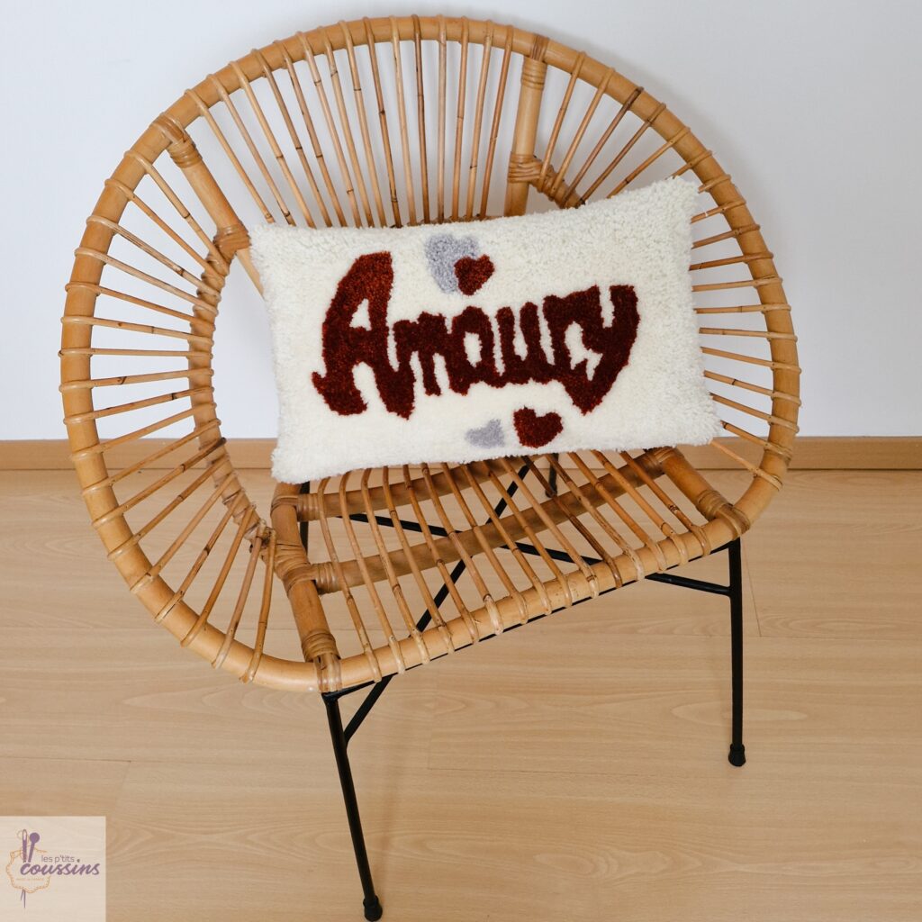 coussin prénom cadeau naissance réalisé en tufting les ptits coussins