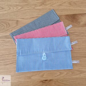 pochette range serviette de table motifs vichy en rouge, bleu ou noir et blanc les ptits coussins