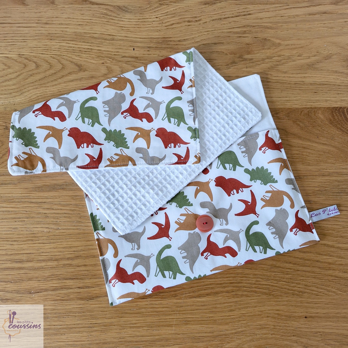pochette et serviette de table motifs dinosaures pour école cantine