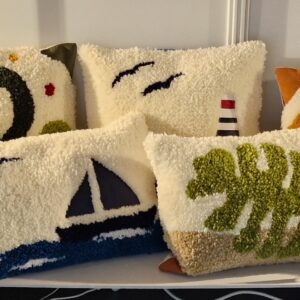 coussin artisanal en tufting et similicuir les ptits coussins