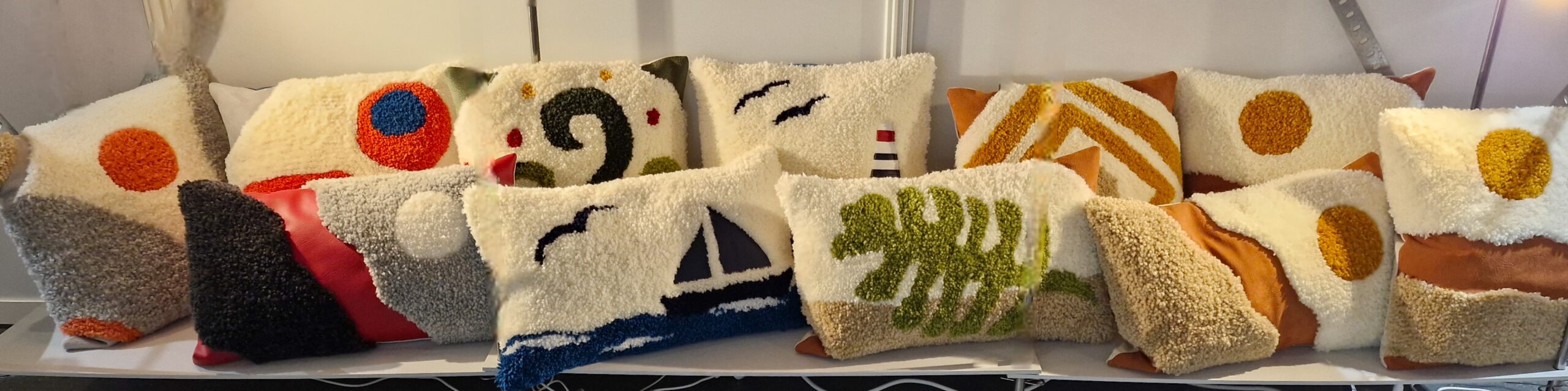 coussin artisanal en tufting et similicuir les ptits coussins