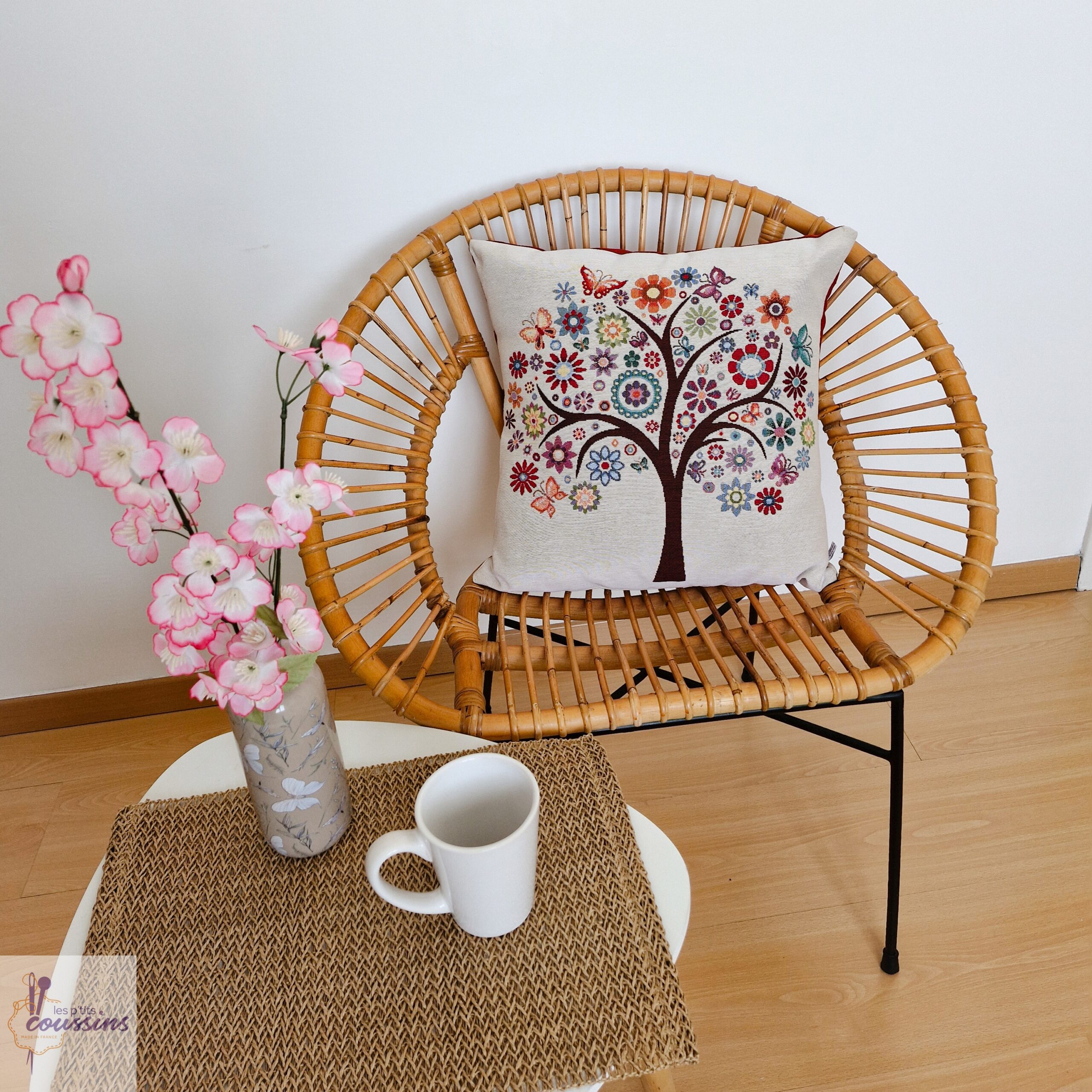 coussin artisanal motif arbre de vie en fleurs et papillons les ptits coussins