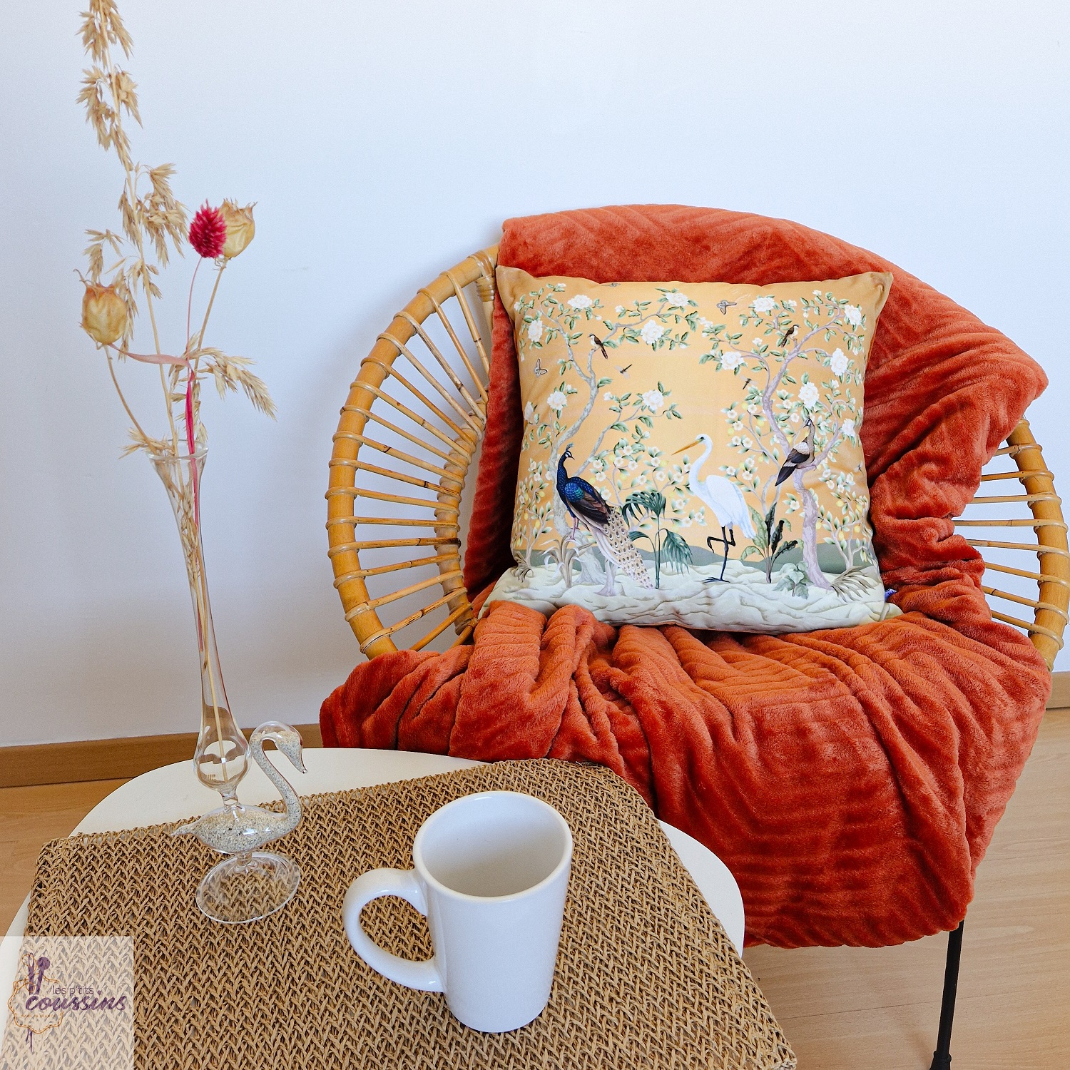 coussin artisanal en velours aux motifs d'oiseaux et fleurs les ptits coussins