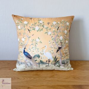 coussin artisanal en velours motifs oiseaux paons et fleurs les ptits coussins