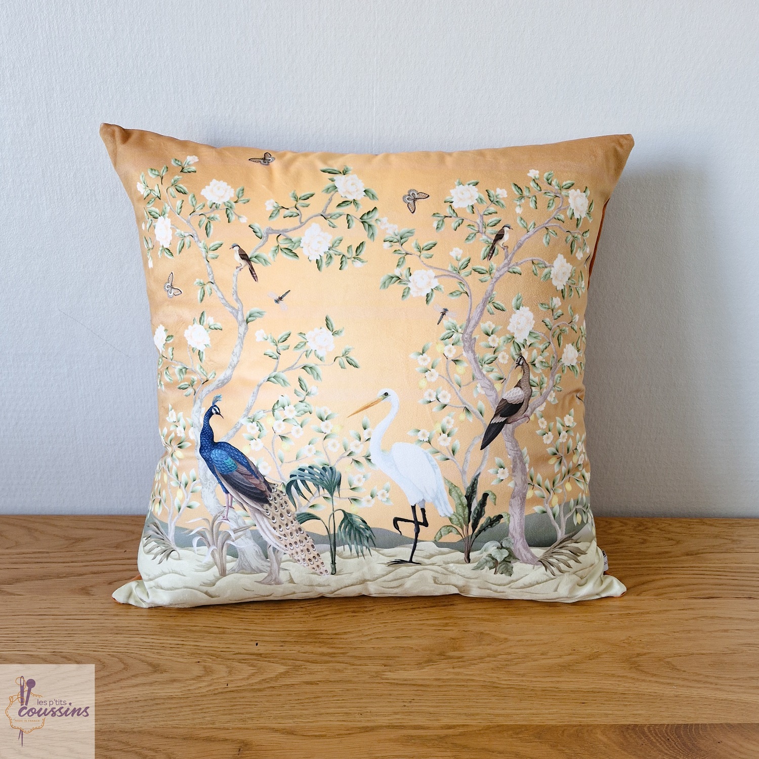 coussin artisanal en velours motifs oiseaux paons et fleurs les ptits coussins