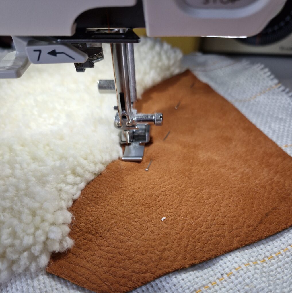 création artisanale en tufting et tissu effet cuir étape de couture par Les P'tits Coussins