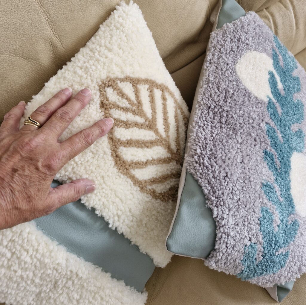 coussin création artisanale française en tufting et similicuir Les ptits Coussins