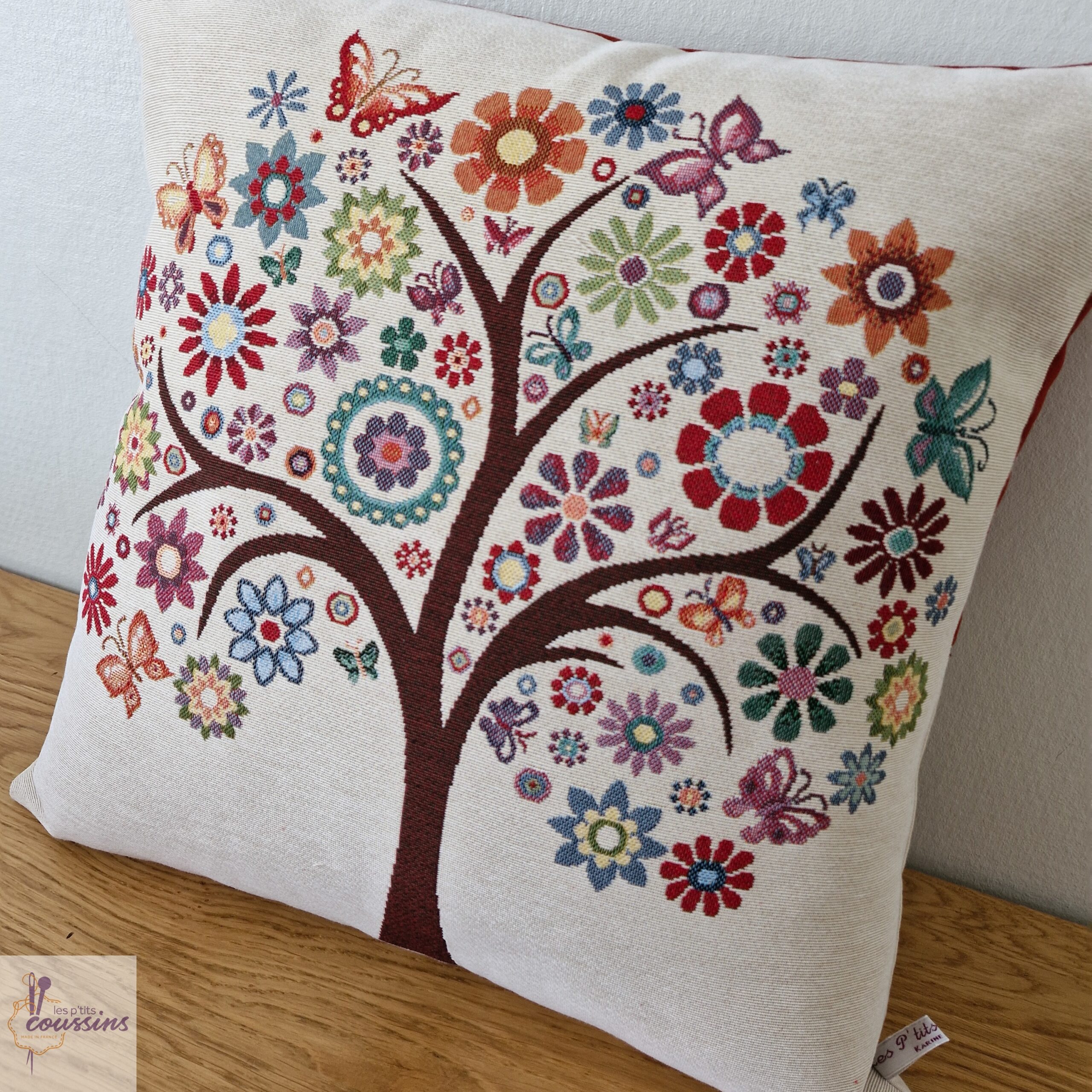 coussin artisanal motifs arbre de vie en fleurs et papillons les ptits coussins