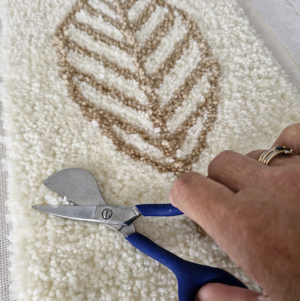 étape de finition d'un coussin artisanal en tufting  les ptits coussins