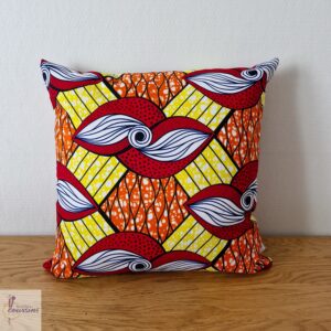 coussin en wax motifs géométrique en rouge, jaune, orange les ptits coussins