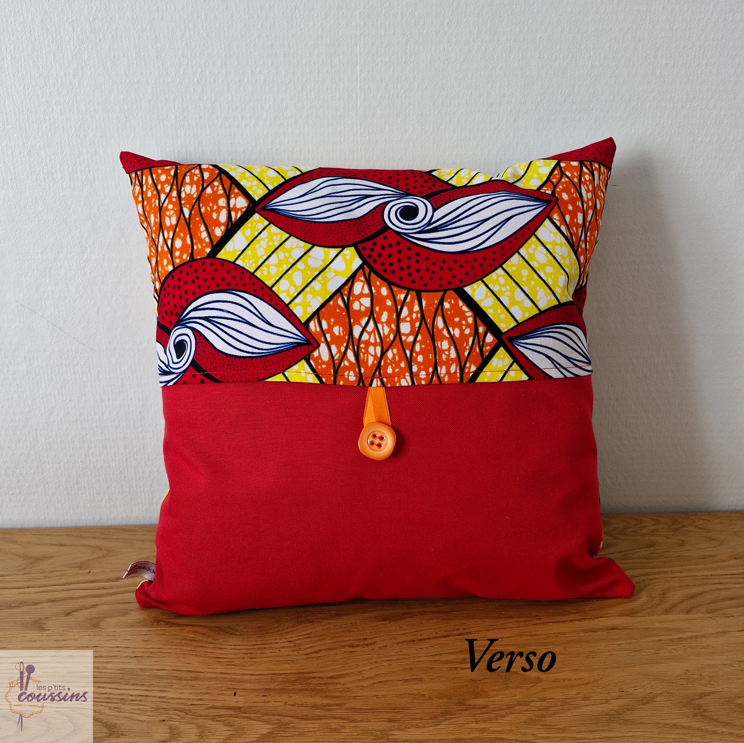 coussin en wax géomatrique en rouge, jaune, orange les ptits coussins
