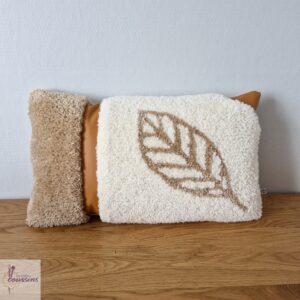 coussin en tufting motifs feuille en rotin et similicuir caramel
