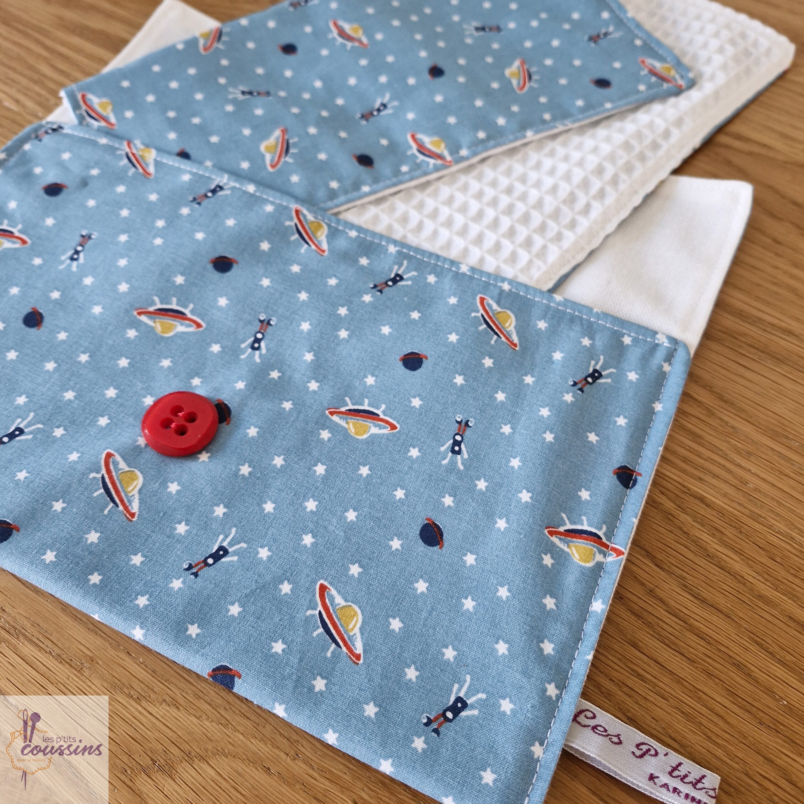 pochette et serviette de table pour enfant personnalisable motifs soucoupes volantes les ptits coussins