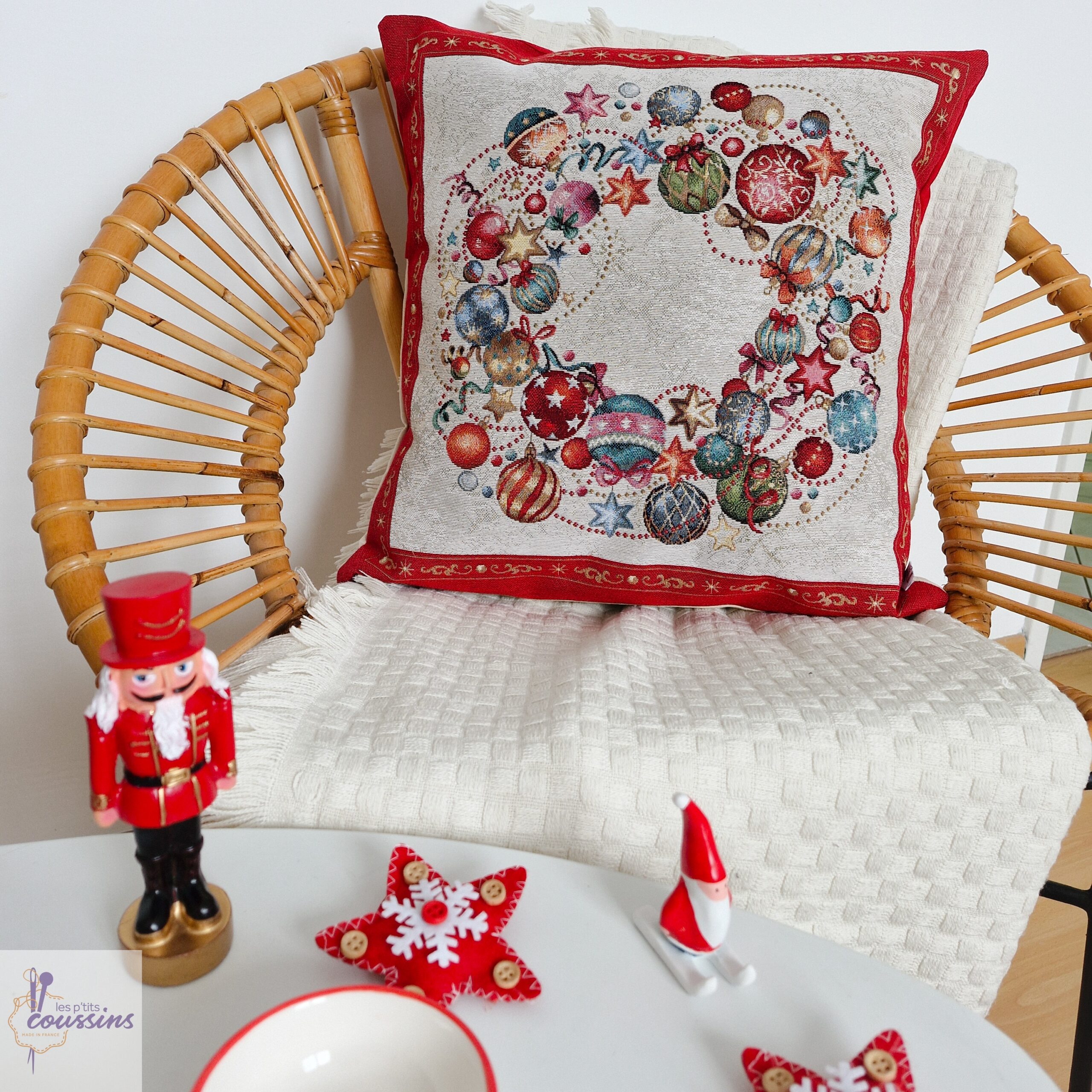 coussin de Noël couronne de boules rouge et doré les ptits coussins