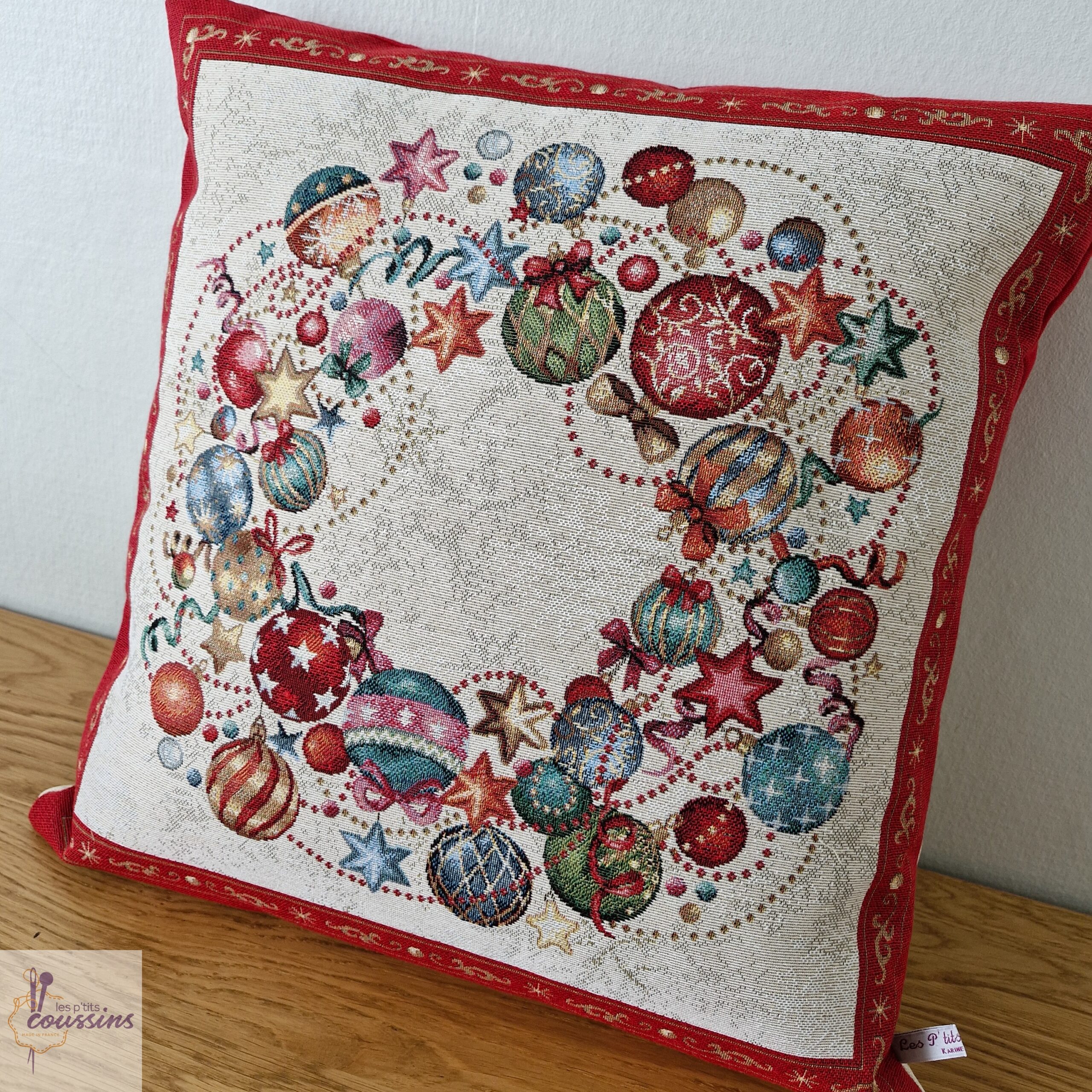 coussin motif couronne de boules de Noël en rouge et doré les ptits coussins
