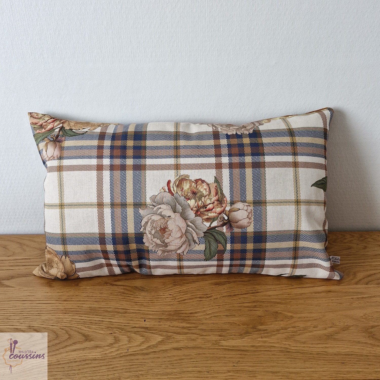 coussin rectangulaire motifs carreaux et fleurs original les ptits coussins