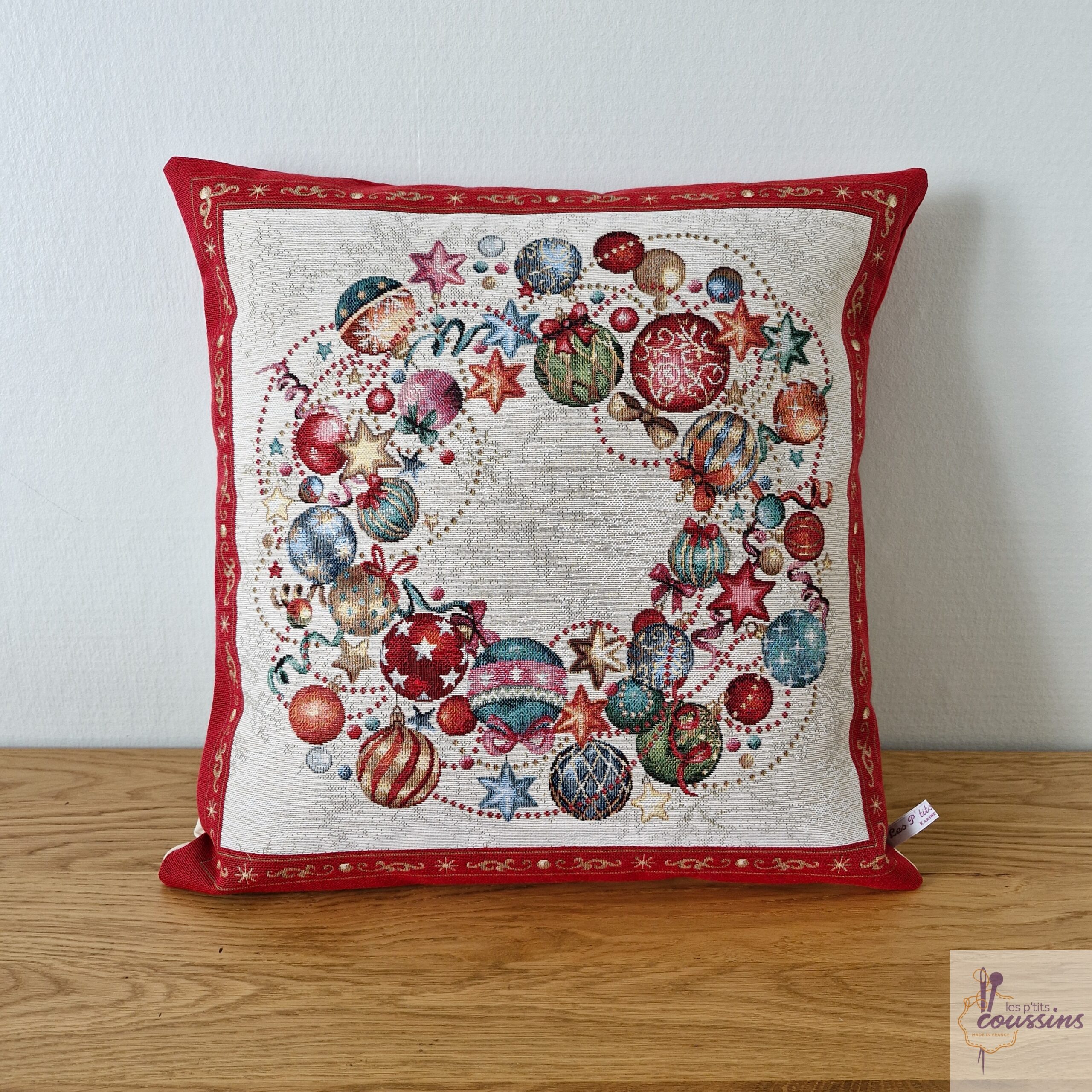 coussin motif couronne de boules de noël les ptits coussins
