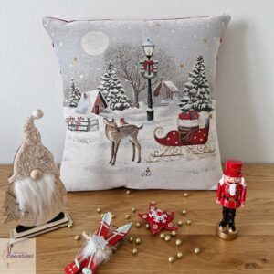 coussin motifs paysage de Noël enneigé avec sapin et traineau du père noël