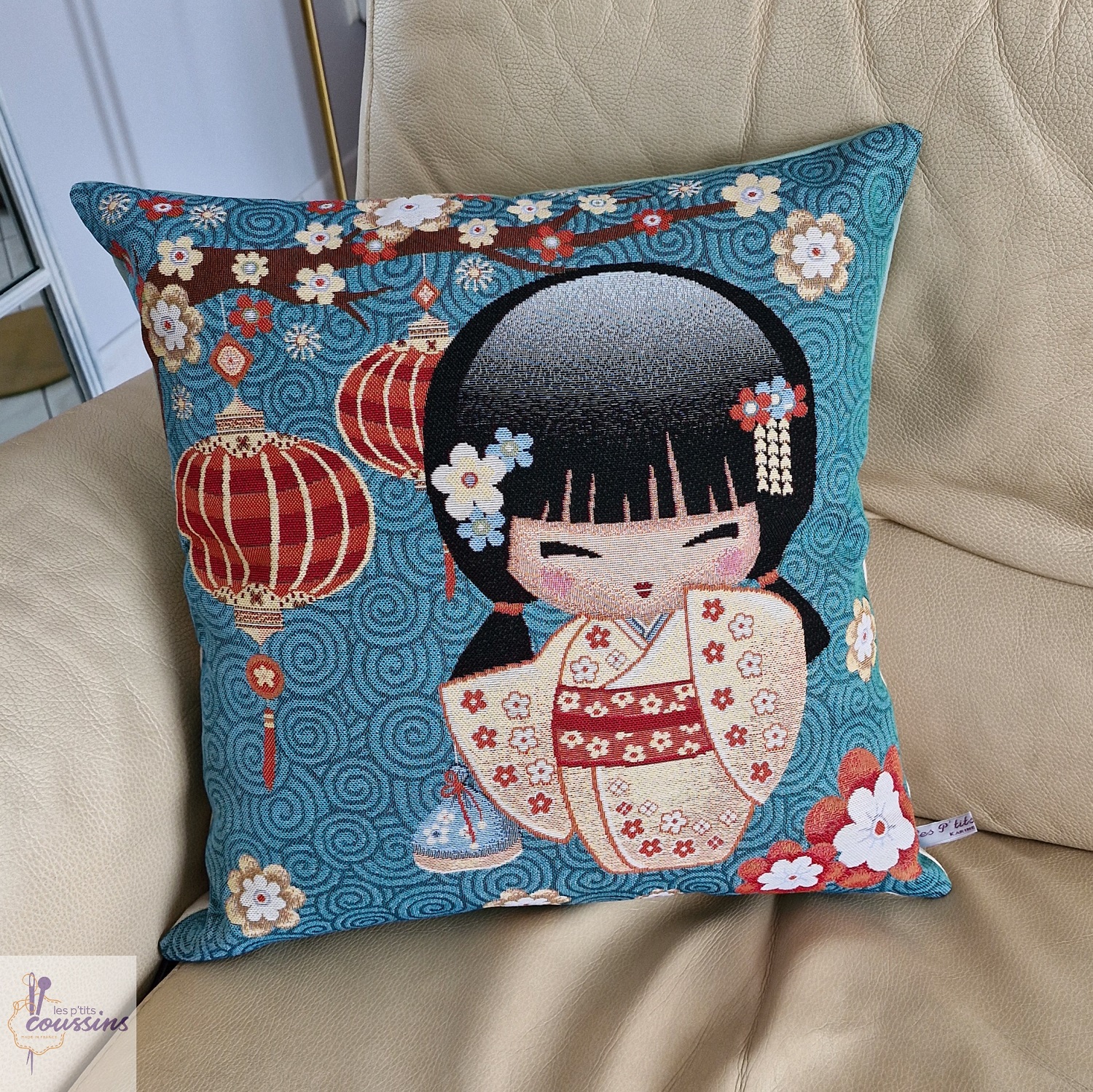 coussin poupée kokeshi japonaise et lampions rouges les ptits coussins