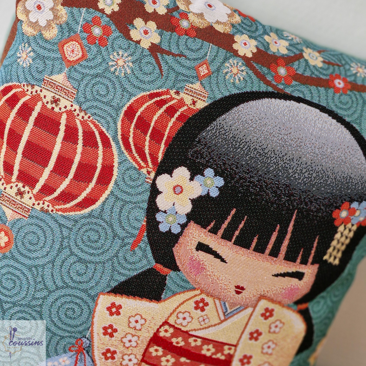 coussin motifs kokeshi et lampions rouges les ptits coussins