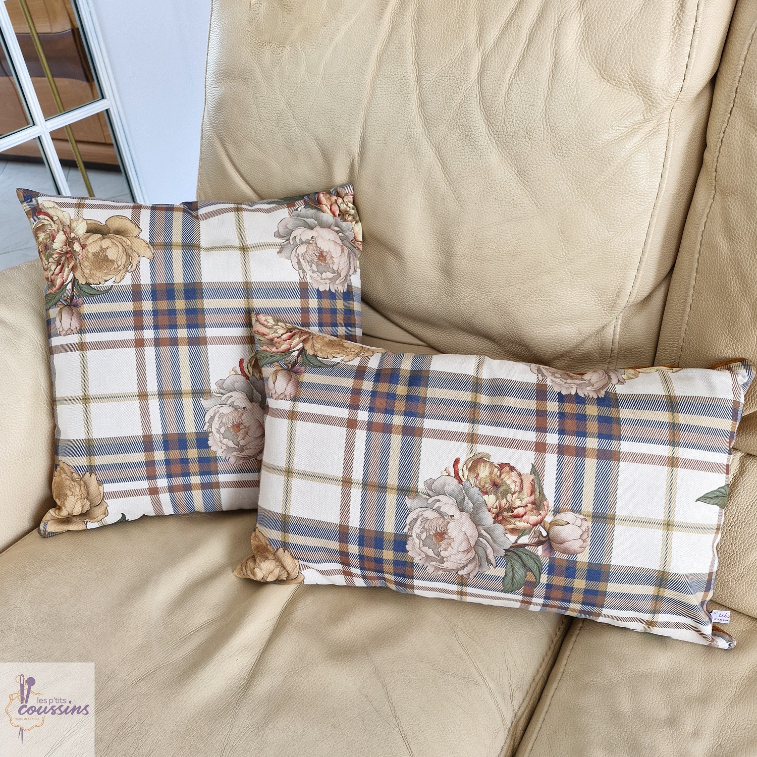 coussin original aux motifs de carreaux et fleurs les ptits cousisns