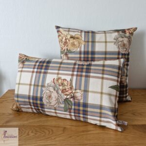 coussin aux moitfs originaux de carreaux et de fleurs beige, bleu et terracotta les ptits coussins