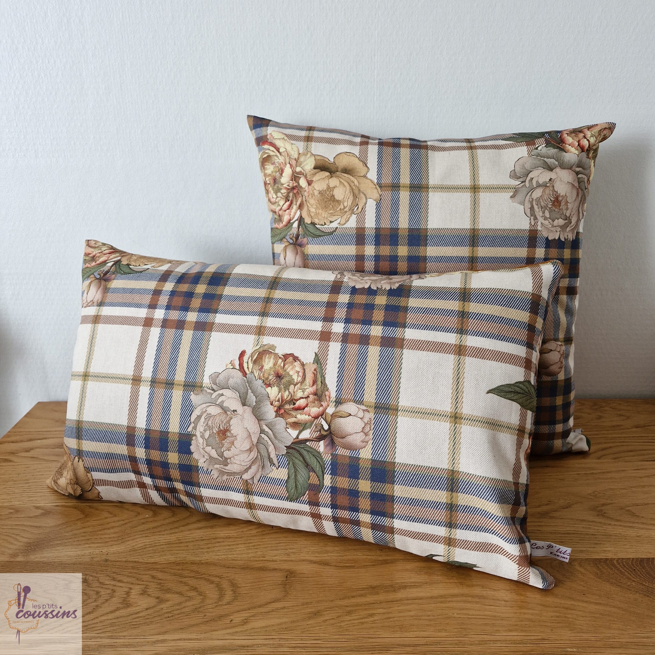 coussin aux moitfs originaux de carreaux et de fleurs beige, bleu et terracotta les ptits coussins
