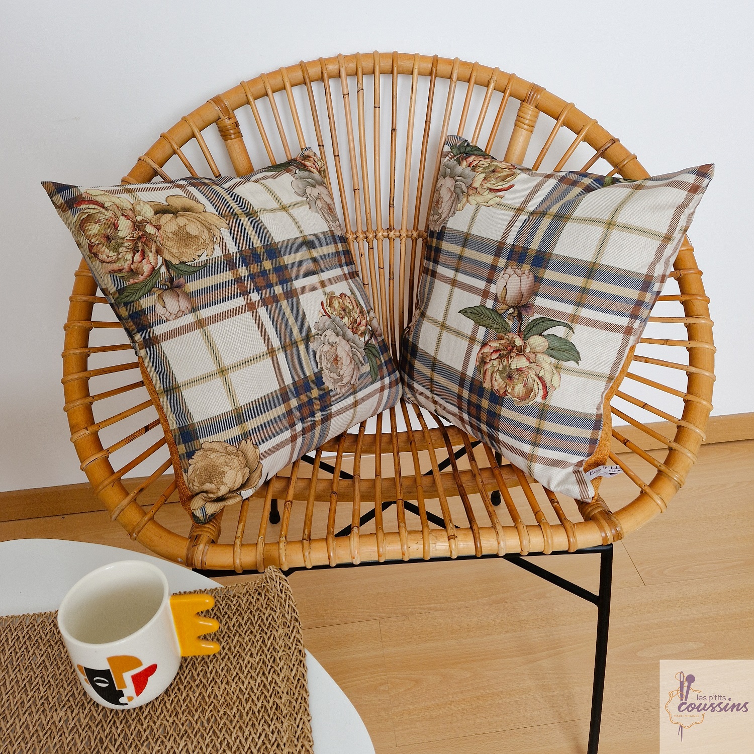 coussin original aux motifs de carreaux et de fleurs beige, bleu, terracotta