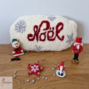 coussin artisanal en tufting aux motifs de Noël en rouge et de flocons de neige argentés les ptits coussins