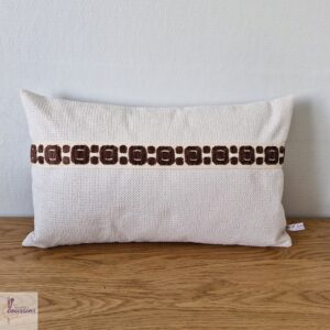 coussin rectangulaire en velours beige et galon motifs géométriques marron les ptits coussins