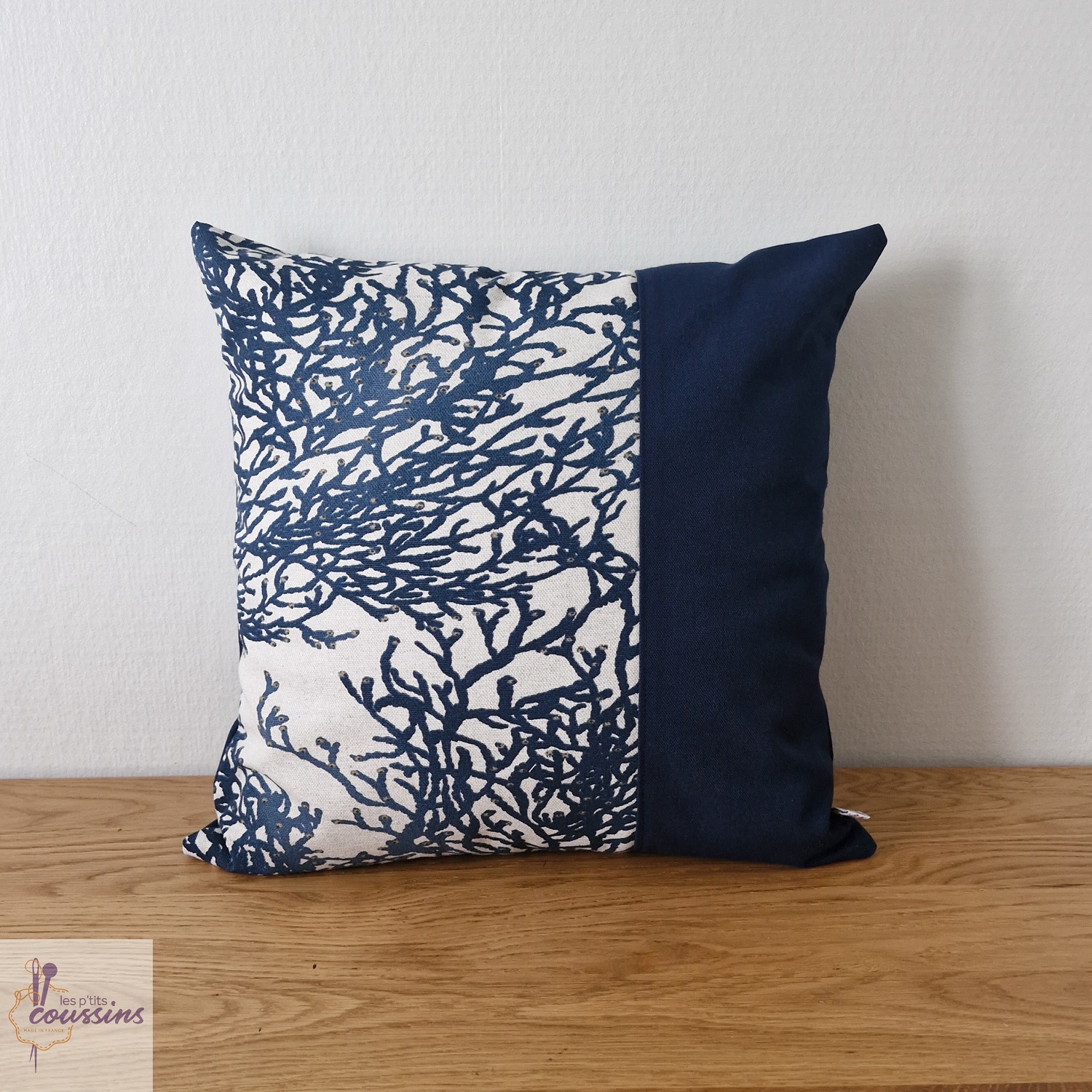 coussin motifs marins coraux bleu les pttis coussins