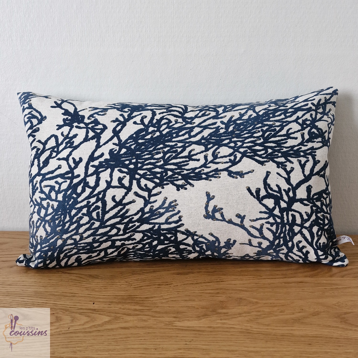 coussin rectangulaire motifs coraux bleu les ptits coussins