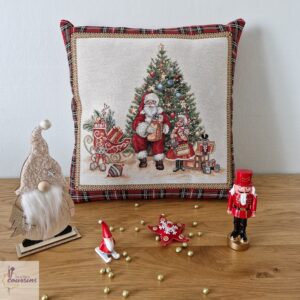 coussin aux motifs d'un sapin et du père noël les ptits coussins