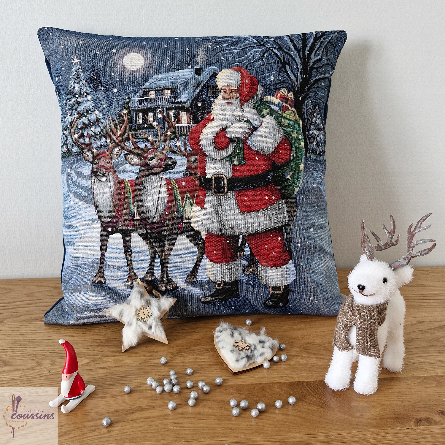 Coussin motifs Père Noël et ses rennes les ptits coussins