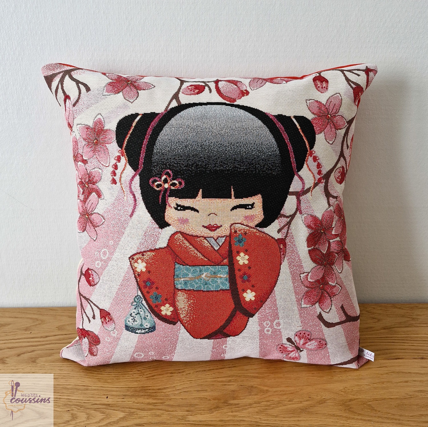 coussin motifs kokeshi et fleurs les ptits coussins