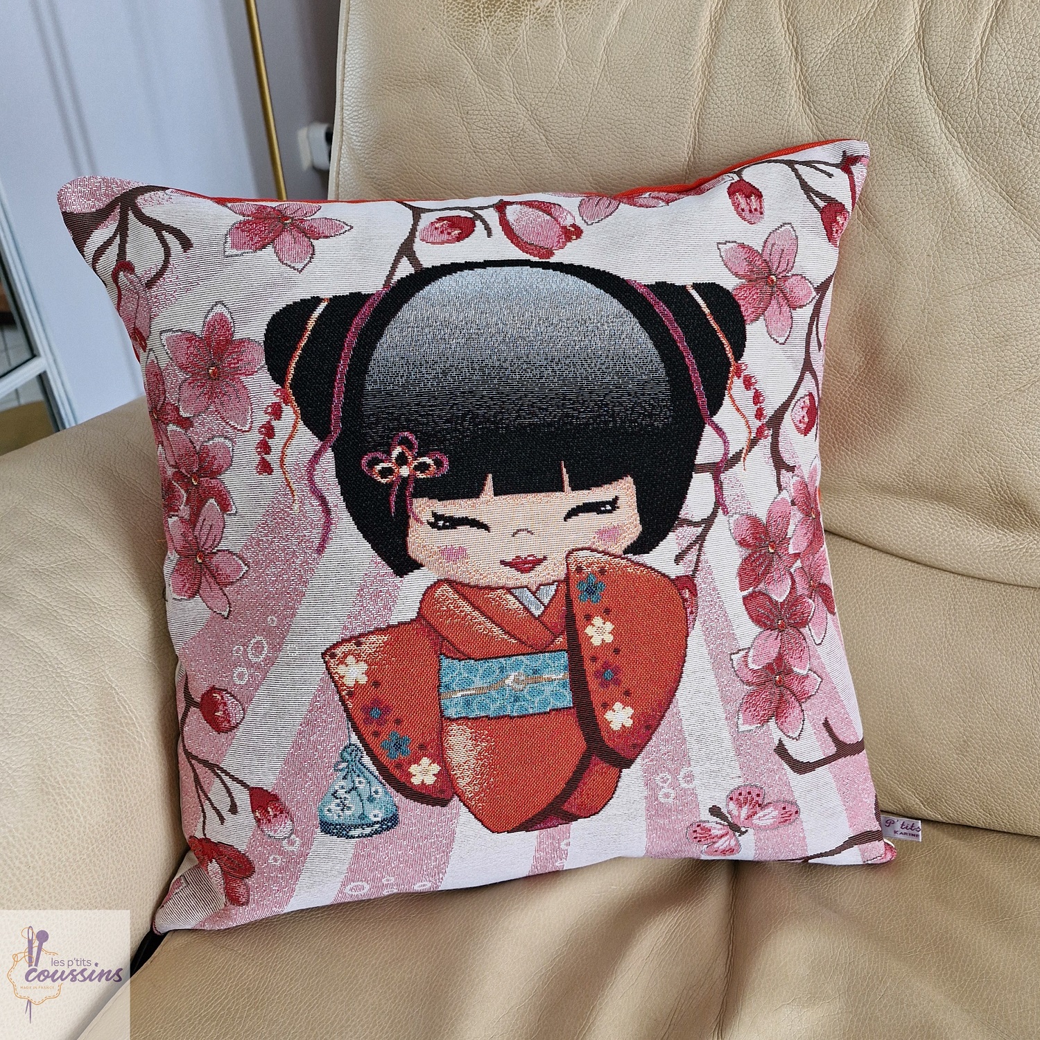 coussin motifs kokeshi kimono orange entourée de fleurs les ptits coussins