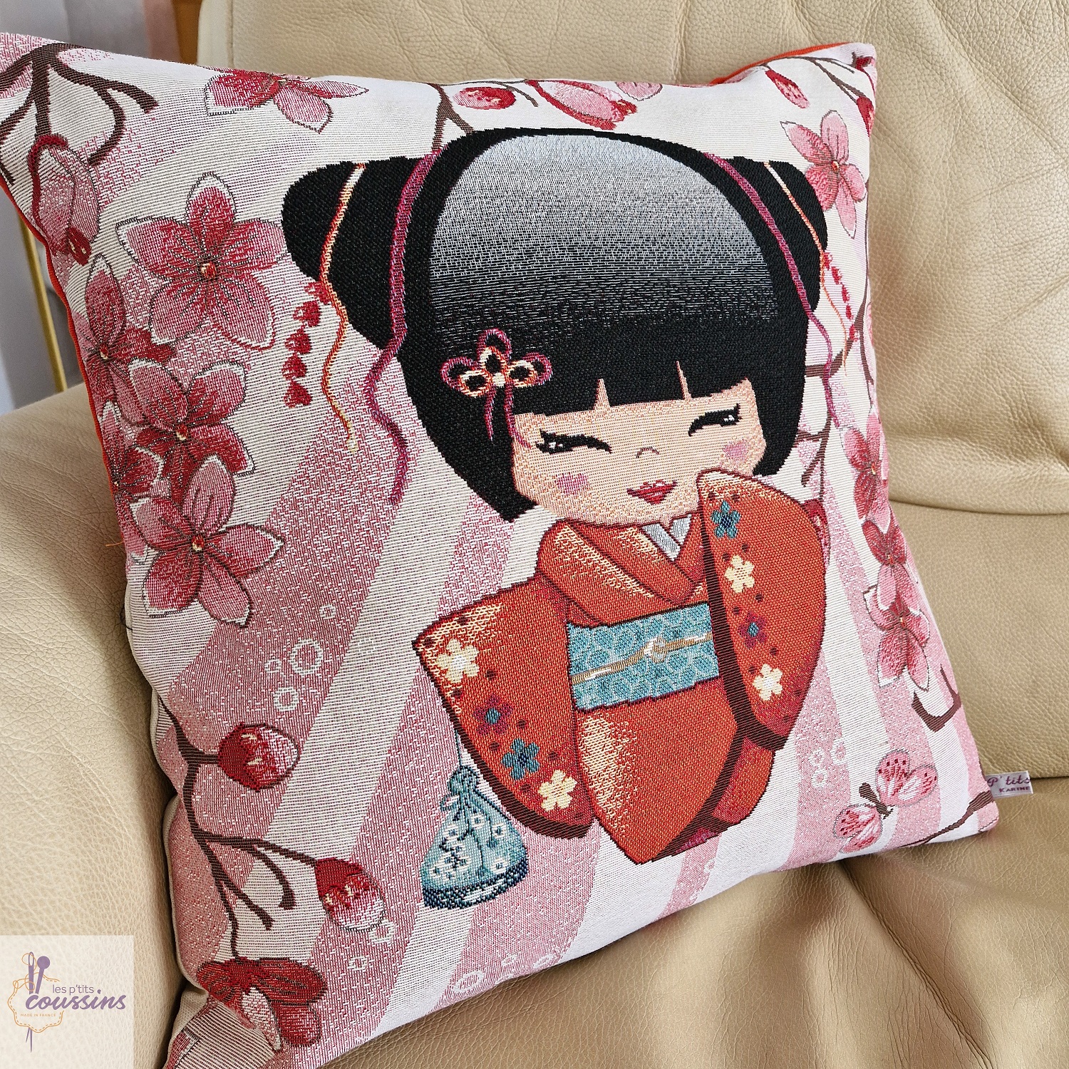 coussin motifs poupée kokeshi japonaise entourée de fleurs les ptits coussins