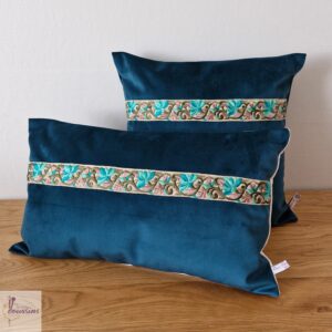 coussin en velours vert pétrole et beige les ptits coussins