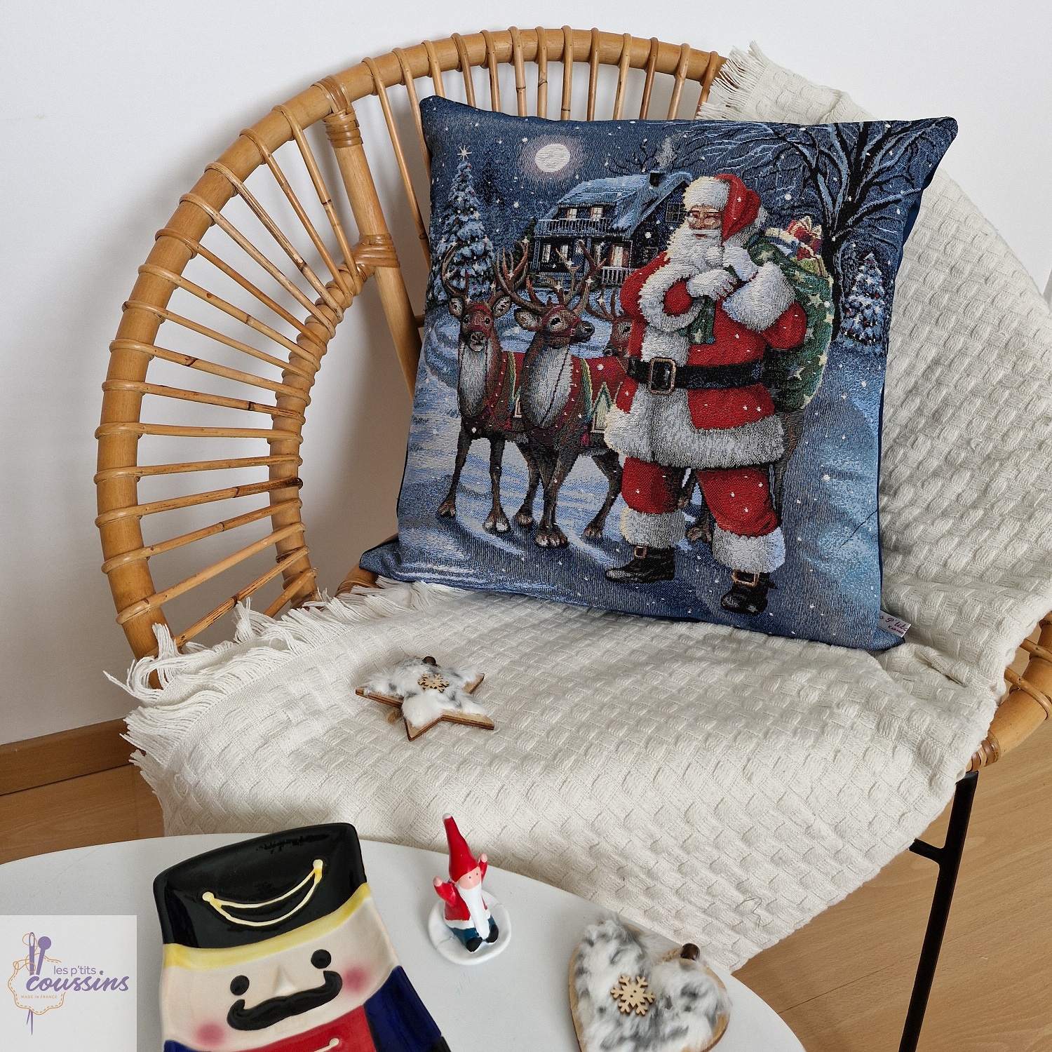 coussin motif père noël et ses rennes les ptits coussins