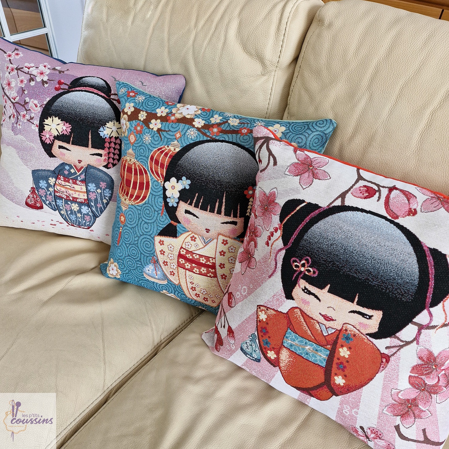 coussin motifs kokeshi japonaise entourée de fleurs les ptits coussins